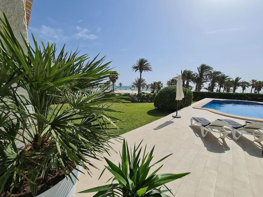 Villa On The Beach Playa Flamenca 奥里韦拉 外观 照片